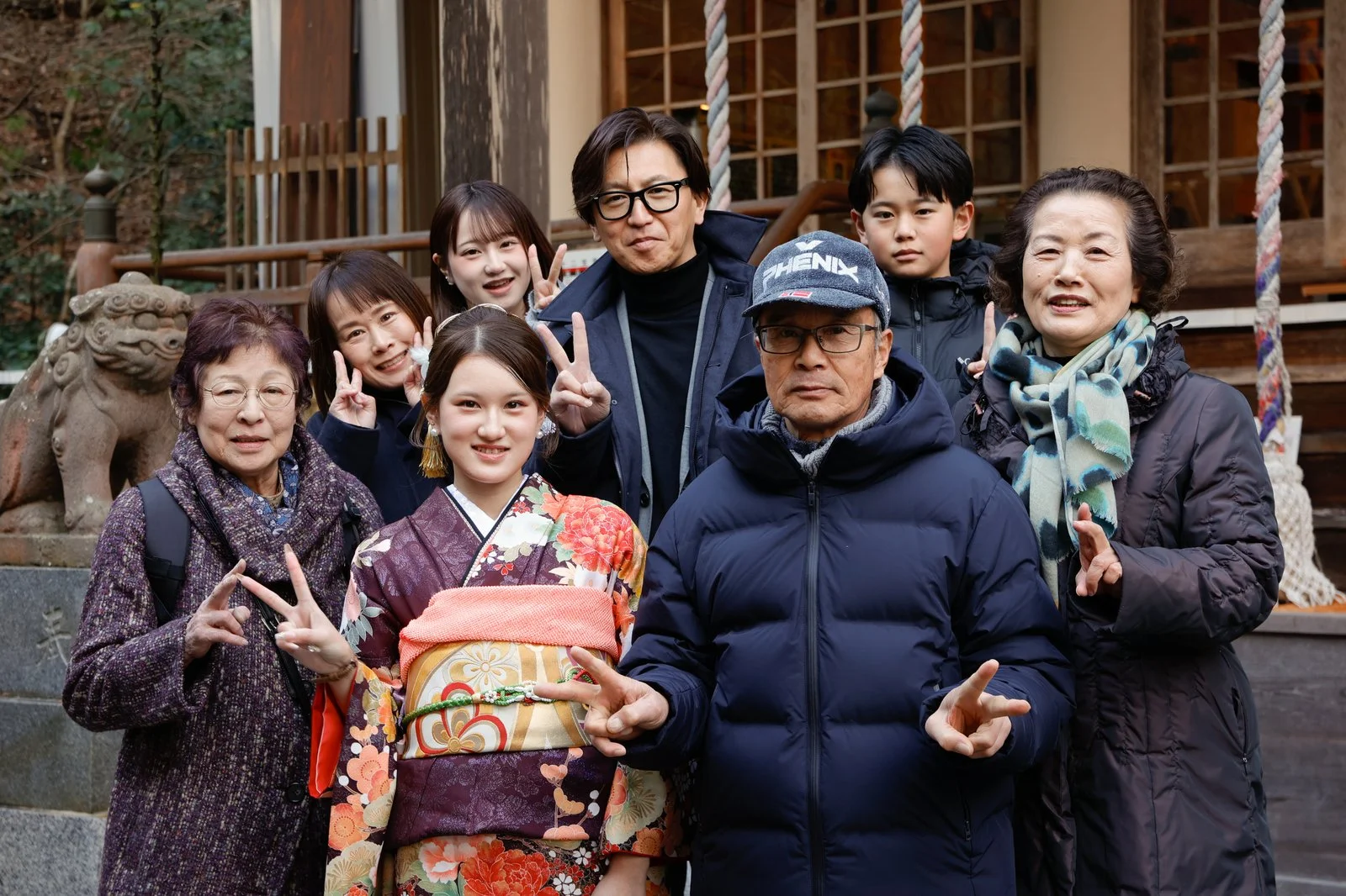 成人式撮影後にご家族と撮影スタッフが集まった記念写真
