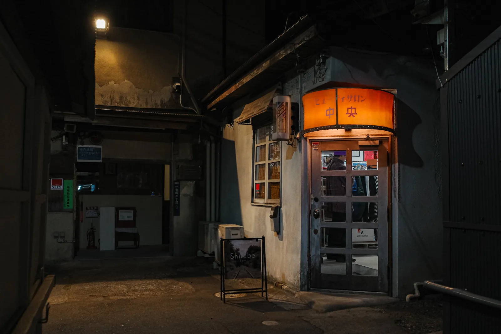明かりの灯る路地裏の店の入口