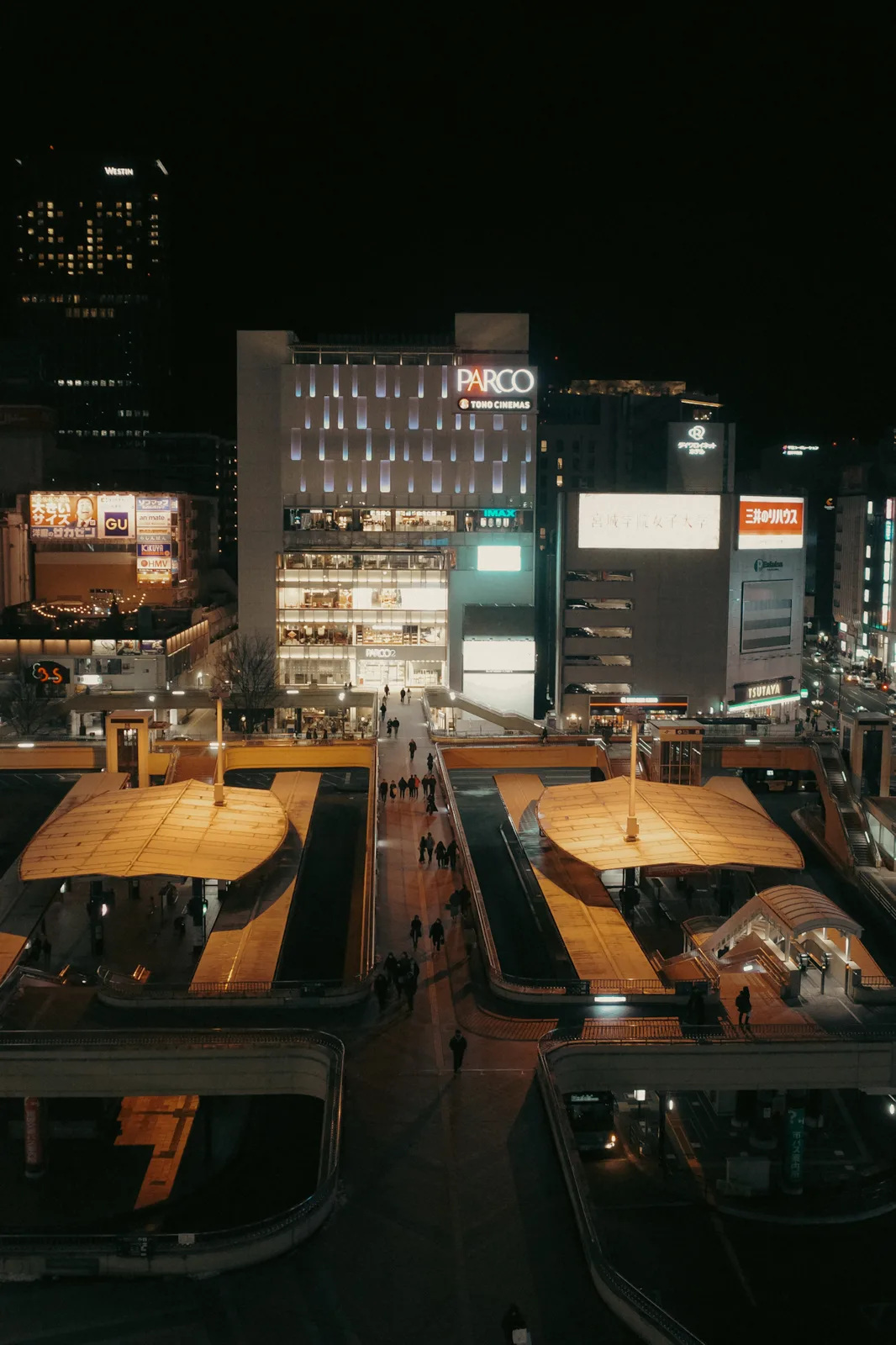 高い場所から見下ろした夜の街と広場